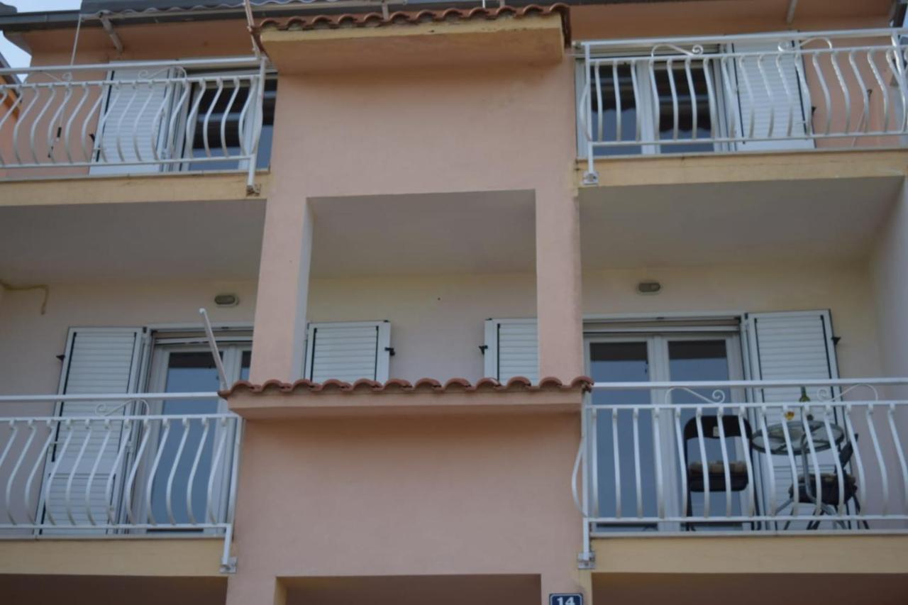 Apartments Marta Kaštel Novi Εξωτερικό φωτογραφία