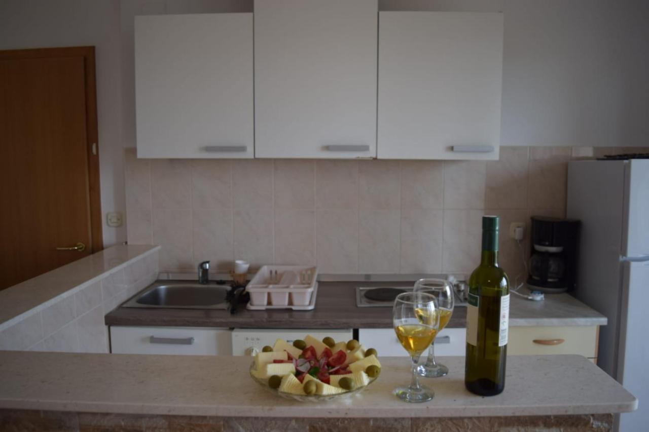 Apartments Marta Kaštel Novi Εξωτερικό φωτογραφία