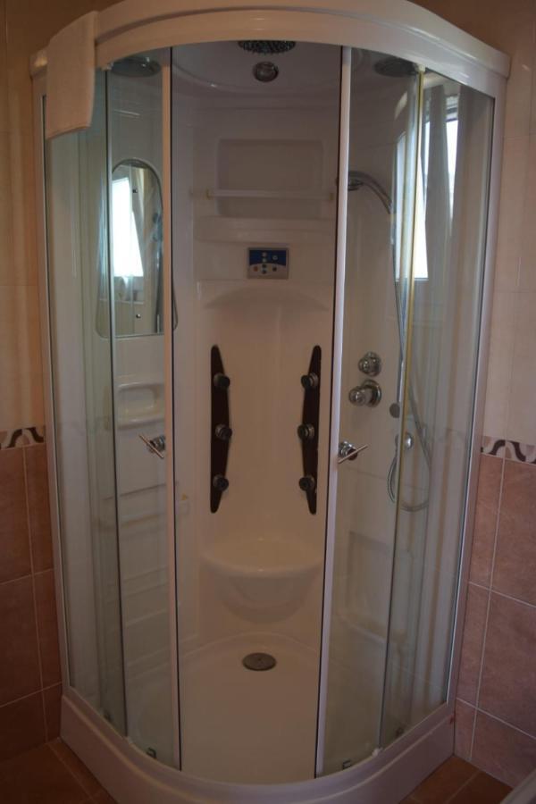 Apartments Marta Kaštel Novi Εξωτερικό φωτογραφία