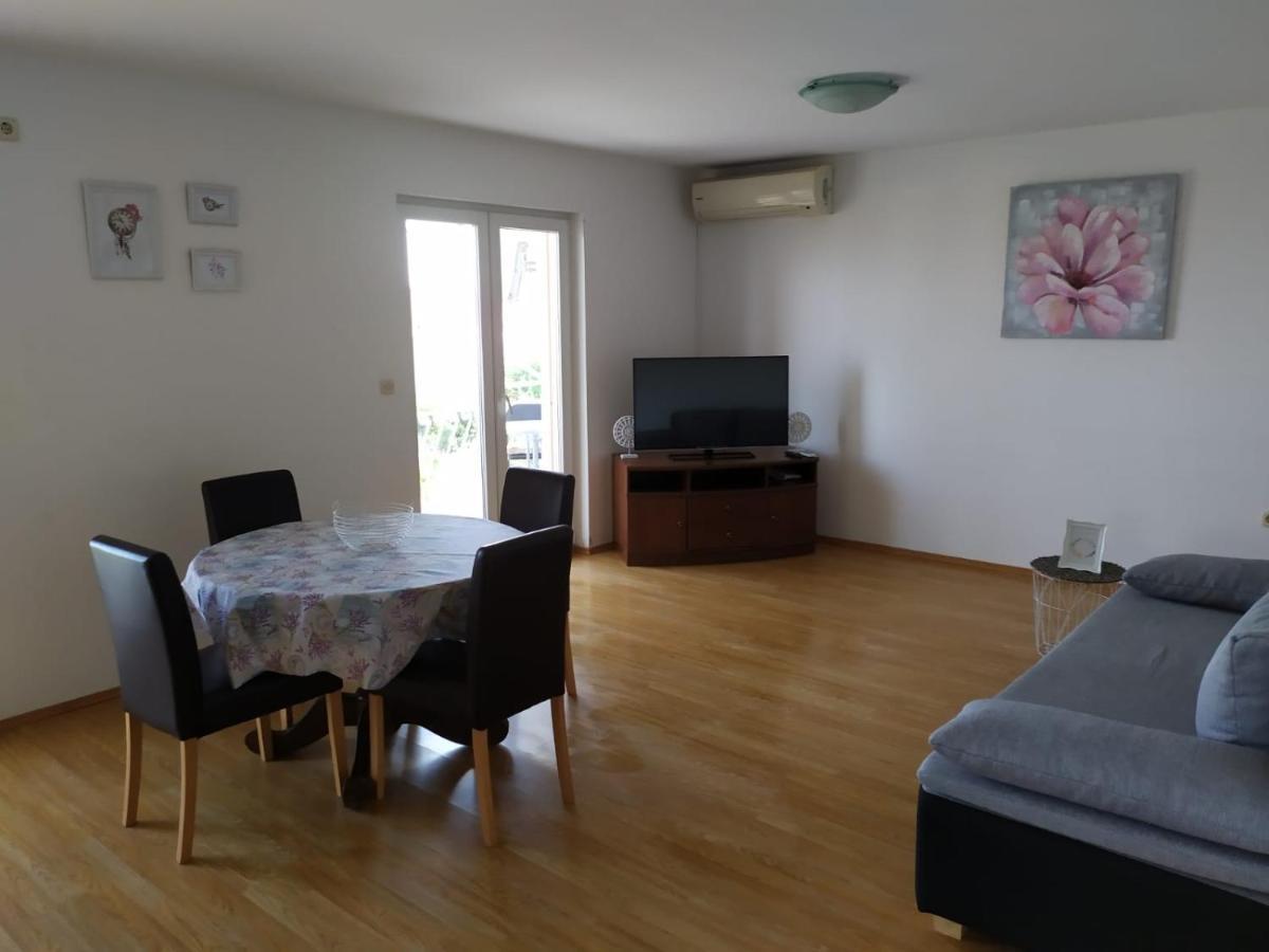 Apartments Marta Kaštel Novi Εξωτερικό φωτογραφία