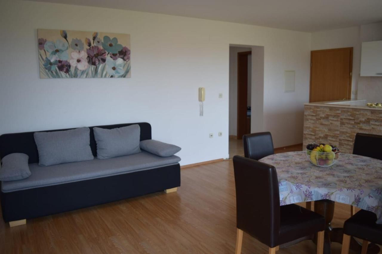 Apartments Marta Kaštel Novi Εξωτερικό φωτογραφία