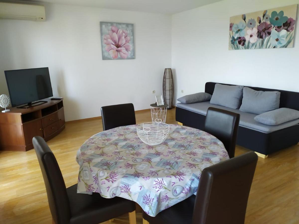 Apartments Marta Kaštel Novi Εξωτερικό φωτογραφία