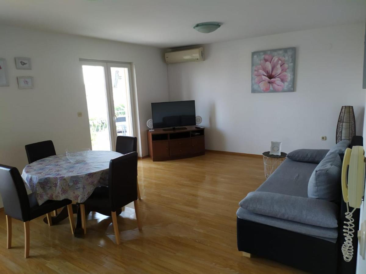 Apartments Marta Kaštel Novi Εξωτερικό φωτογραφία